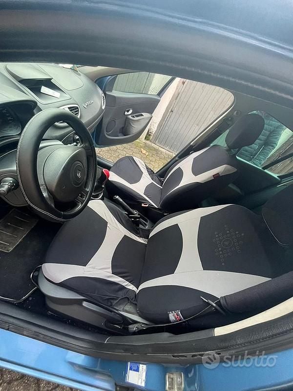 Usata Renault Clio III 75 CV (55 kW) 2011 Blu Berlina