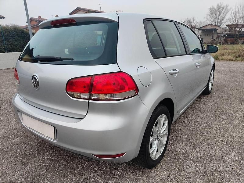 Usata VW Golf VI 105 CV (77 kW) 2010 Argento Utilitaria