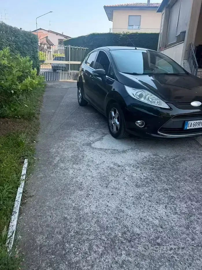 Usata Ford Fiesta 68 CV (50 kW) 2010 Nero Berlina
