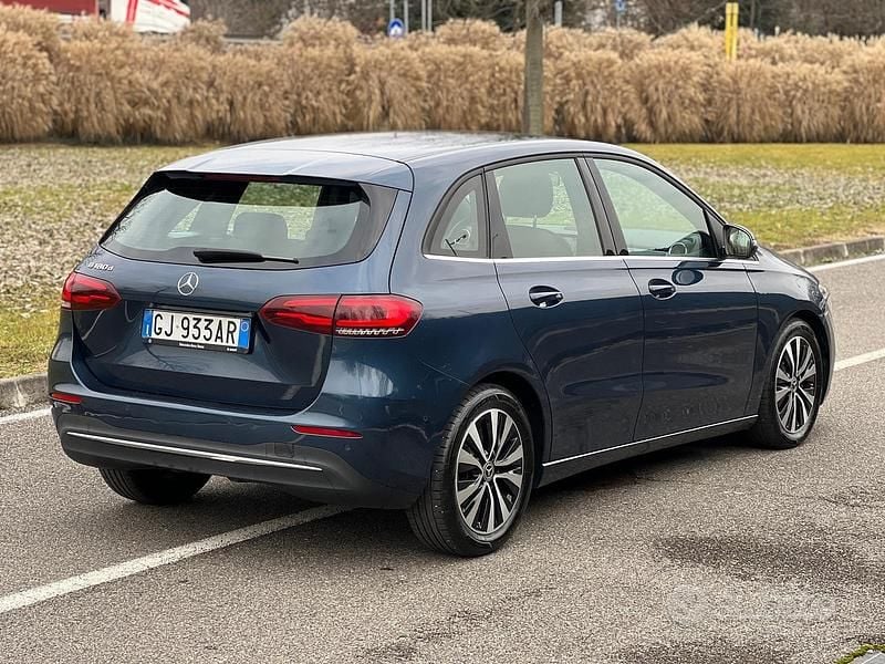 Usata Mercedes B200 116 CV (85 kW) 2022 Blu Monovolume