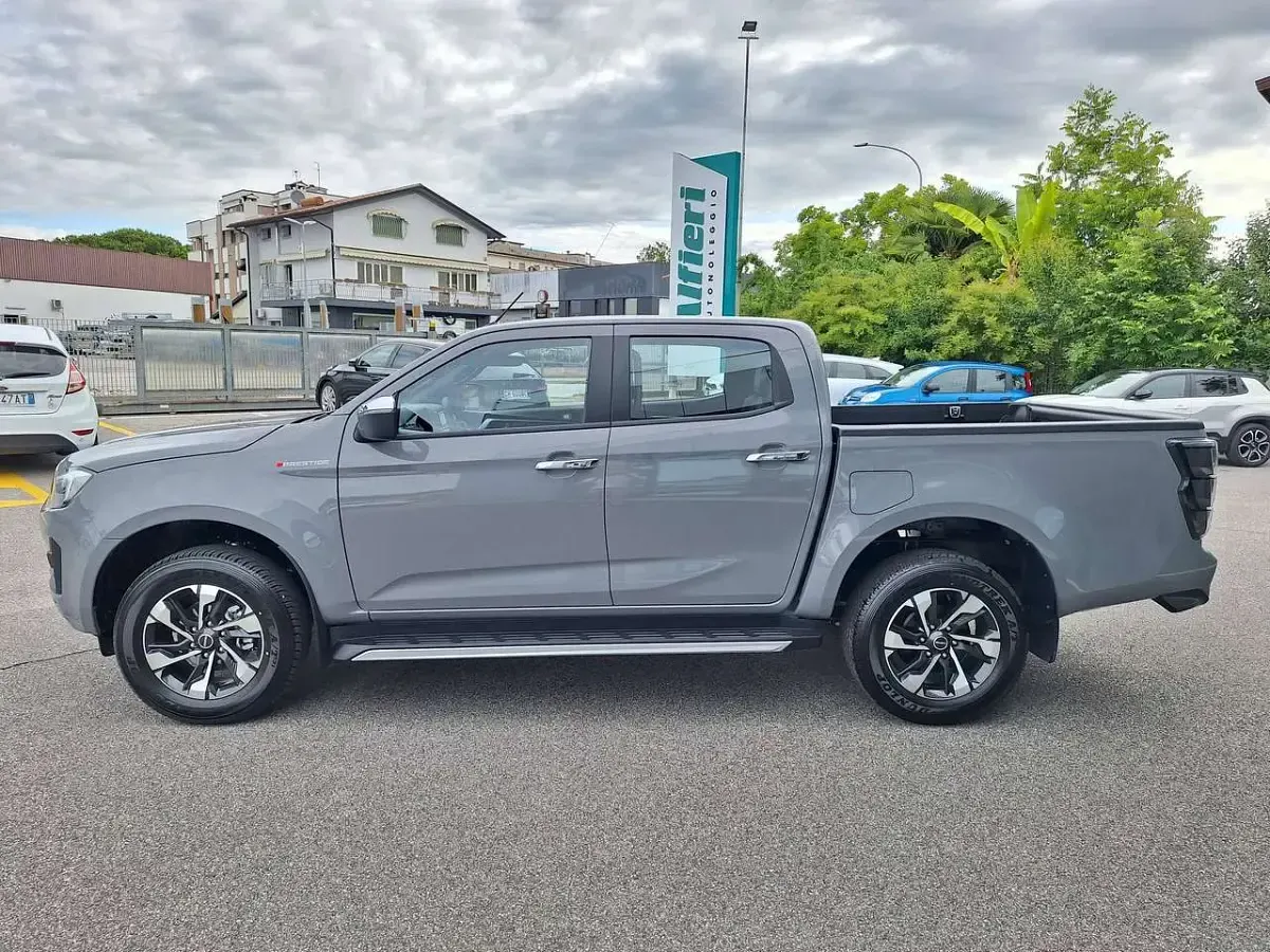 Nuova Isuzu D-Max 165 CV (121 kW) 2026 Kinabalu gray Pick-up