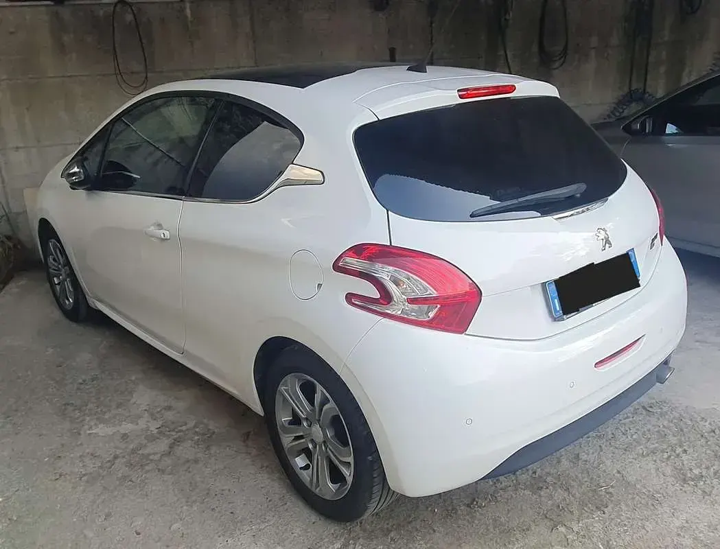 Usata Peugeot 208 Allure 92 CV (67 kW) 2012 Utilitaria