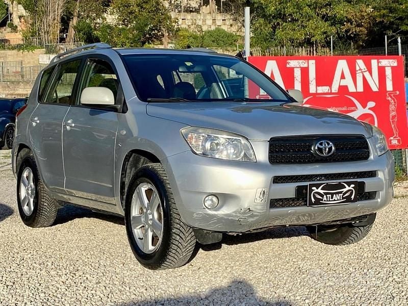 Argento Usata 2007 Toyota RAV4 Luxury Tre volumi | 5999 € (Ottimo prezzo) - Immagine 1/4
