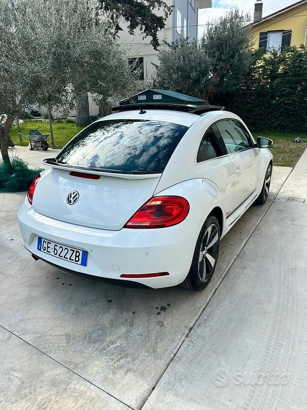 Usata VW Beetle 105 CV (77 kW) 2014 Bianco Utilitaria