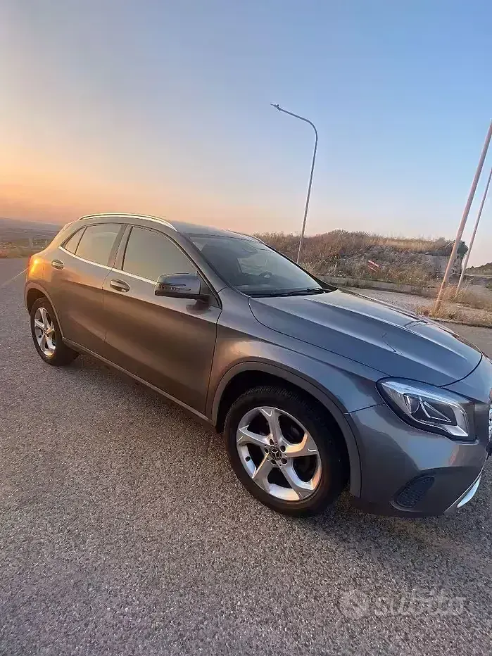Usata Mercedes GLA200 136 CV (100 kW) 2017 Grigio SUV