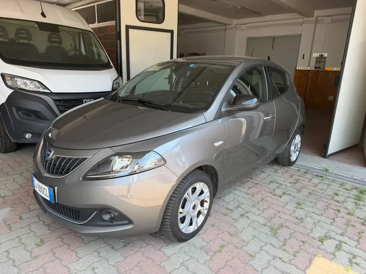 Usata Lancia Ypsilon Gold 69 CV (50 kW) 2022 Grigio Utilitaria