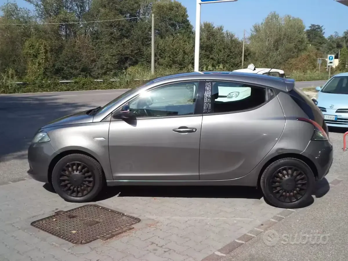 Usata Lancia Ypsilon 69 CV (50 kW) 2013 Grigio Utilitaria