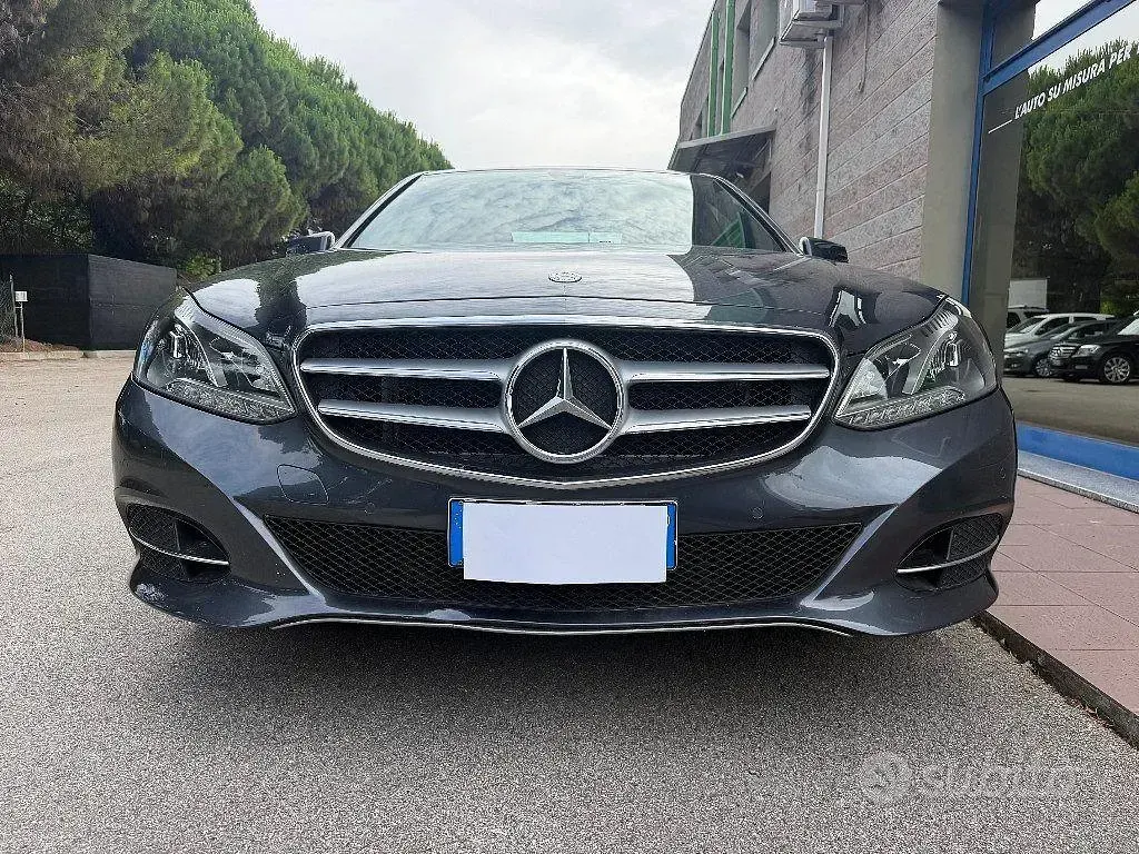 Usata Mercedes E220 170 CV (125 kW) 2014 Grigio Berlina