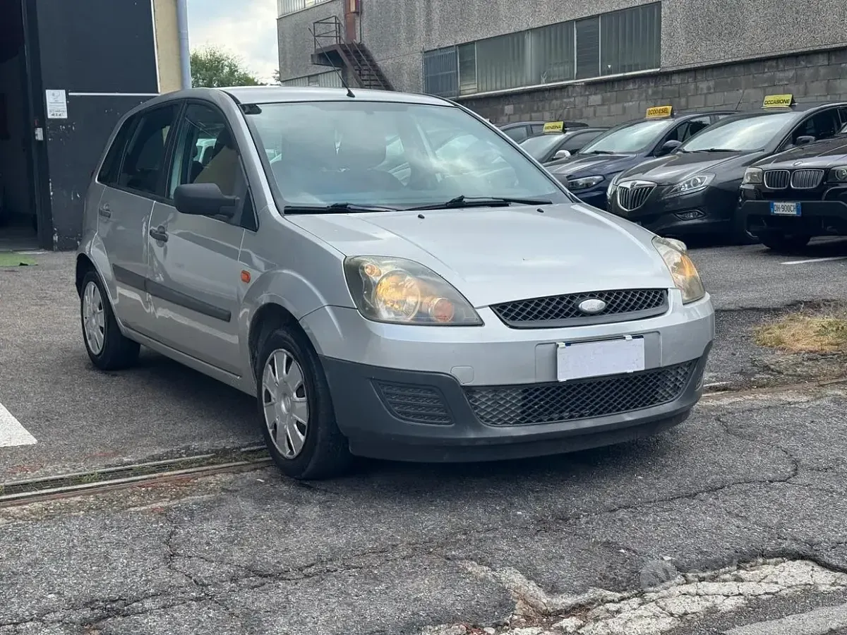 Usata Ford Fiesta Titanium 75 CV (55 kW) 2006 Grigio Utilitaria