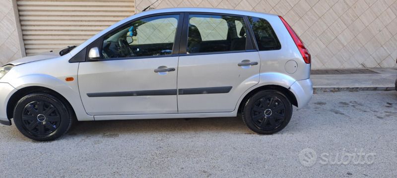 Usata Ford Fiesta 90 CV (66 kW) 2006 Grigio Utilitaria