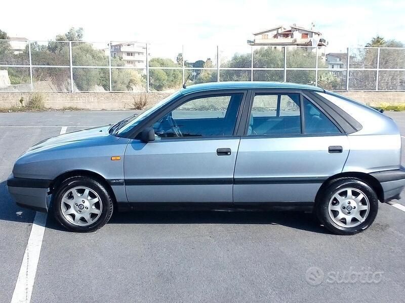 Usata Lancia Delta 74 CV (54 kW) 1993 Grigio Utilitaria