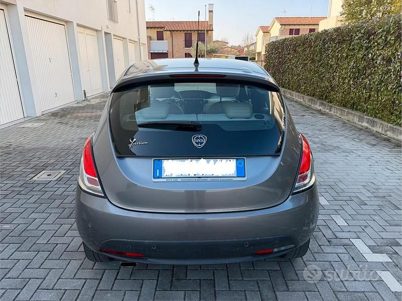 Usata Lancia Ypsilon Gold 95 CV (69 kW) 2014 Grigio Utilitaria