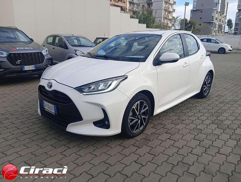 Bianco Usata 2021 Toyota Yaris Hybrid Trend Tre volumi | 16.500 € (Ottimo prezzo) - Immagine 1/4