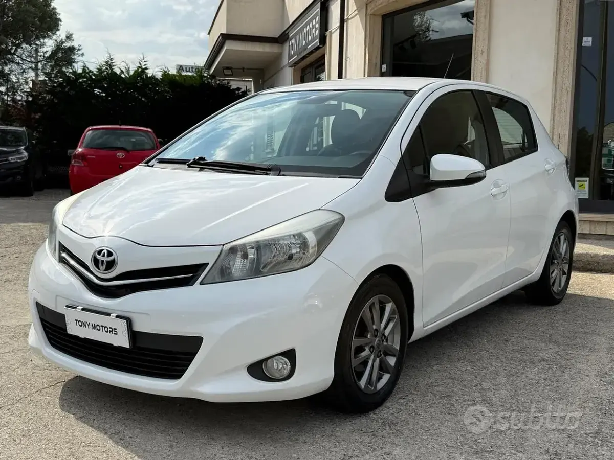 Usata Toyota Yaris Lounge 90 CV (66 kW) 2014 Bianco Utilitaria