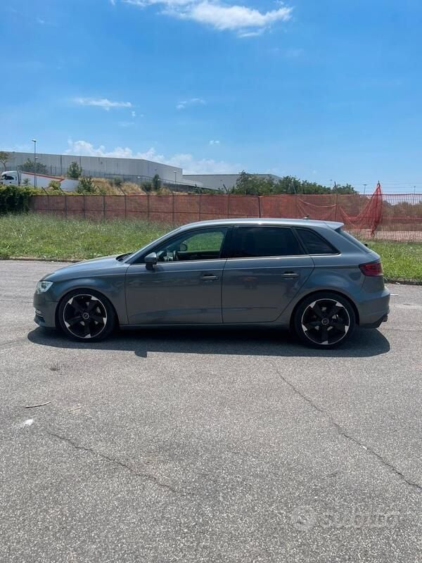 Grigio Usata 2014 Audi A3 Due volumi | 11.500 € (Buon prezzo) - Immagine 1/4