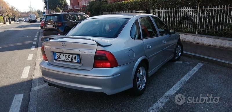 Grigio Usata 2000 Opel Vectra Tre volumi | 5000 € - Immagine 1/4
