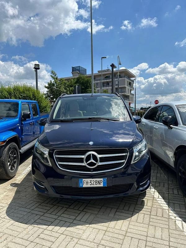 Usata Mercedes V250 Exclusive 190 CV (139 kW) 2017 Blu metallizzato Monovolume