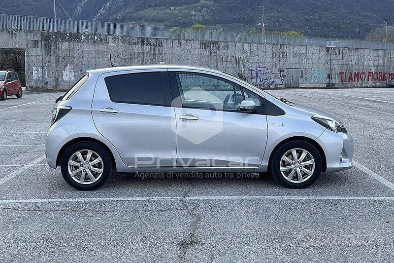 Usata Toyota Yaris Hybrid Lounge 75 CV (55 kW) 2014 Grigio Utilitaria