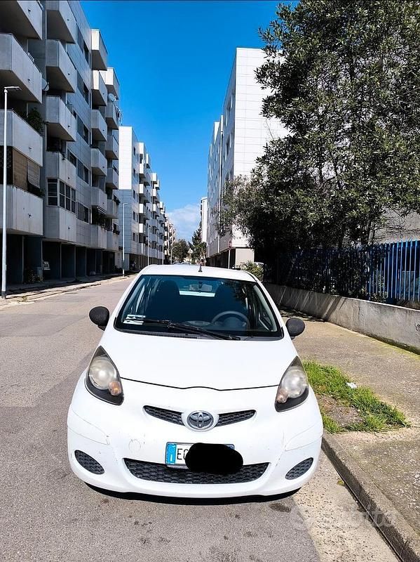 Usata Toyota Aygo Connect Style 68 CV (50 kW) 2011 Bianco Utilitaria