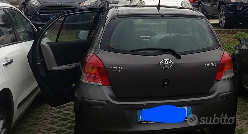 Usata 2009 Toyota Yaris Tre volumi | 2700 € - Immagine 1/4