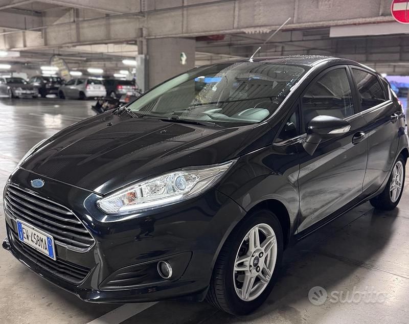 Nero Usata 2014 Ford Fiesta Titanium Tre volumi | 4800 € (Buon prezzo) - Immagine 1/4