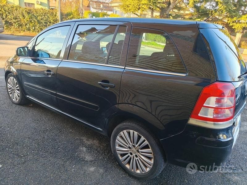 Usata Opel Zafira 110 CV (80 kW) 2011 Nero Monovolume