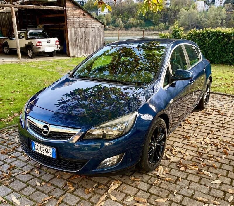 Usata Opel Astra Cosmo 160 CV (117 kW) 2010 Blu Berlina