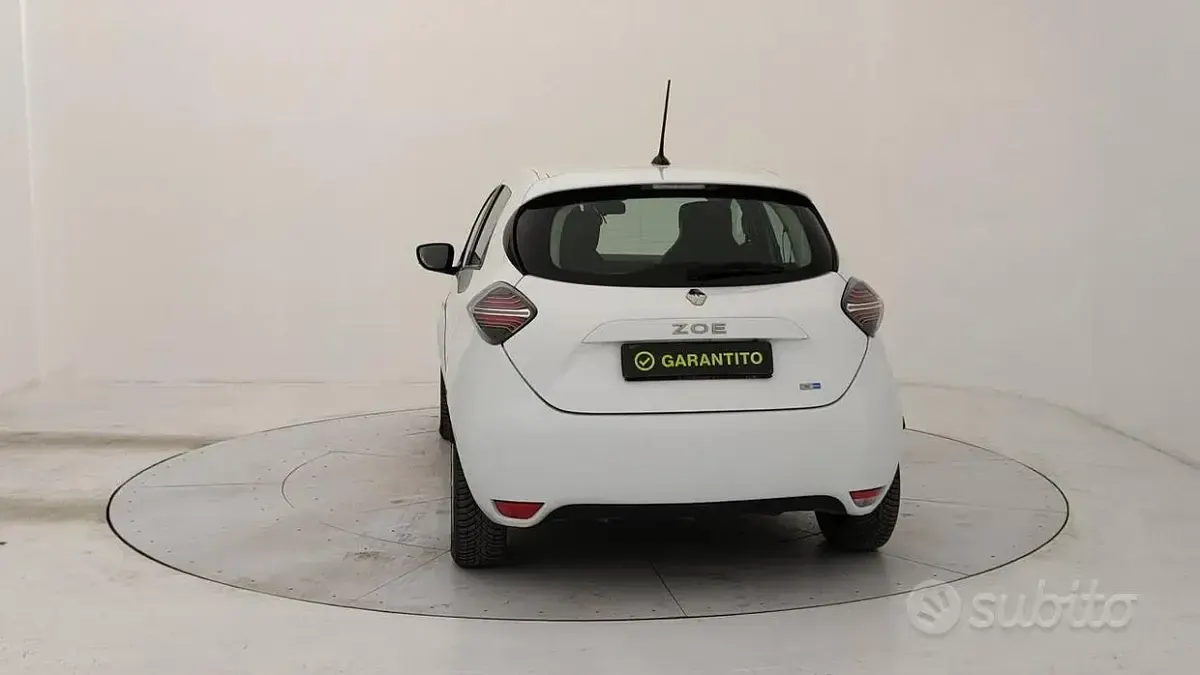 Begagnad Renault Zoe Life 50 kW (69 HK) 2021 Vit Halvkombi