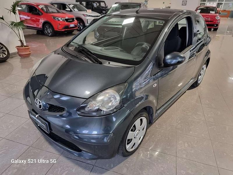 Usata Toyota Aygo Sol 68 CV (50 kW) 2006 Grigio Utilitaria