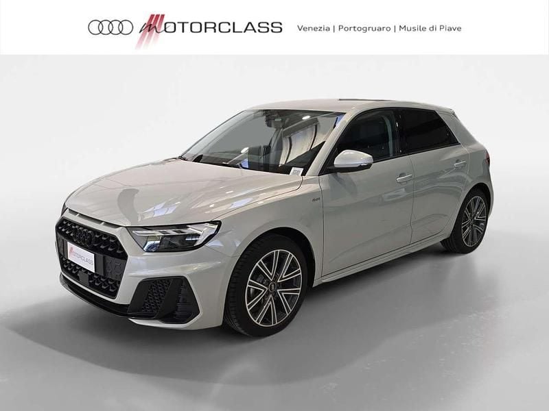 Nuova Audi A1 Sportback S-Line 116 CV (85 kW) 2025 Bianco ghiacciaio metallizzato Utilitaria