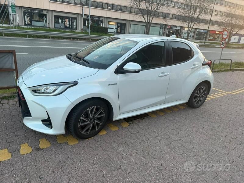 Usata Toyota Yaris Hybrid 105 CV (77 kW) 2021 Bianco Utilitaria