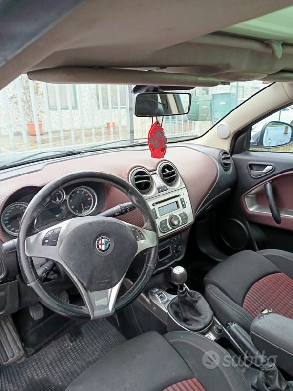 Giallo Usata 2010 Alfa Romeo MiTo Due volumi | 2900 € (Buon prezzo) - Immagine 1/4
