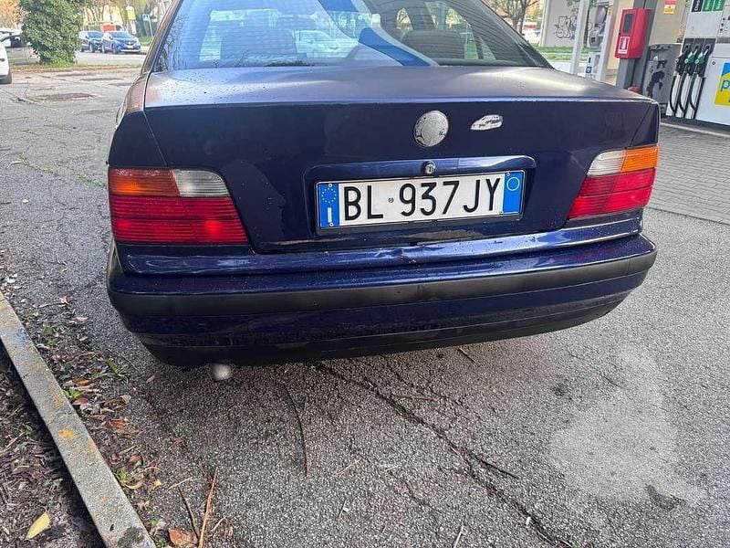 Usata BMW 318 90 CV (66 kW) 1997 Blu/azzurro Berlina