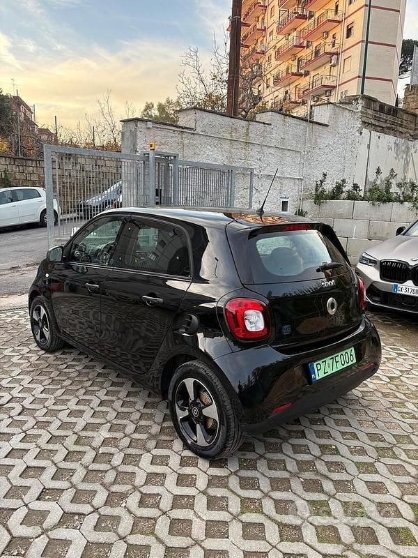 Usata Smart ForFour Electric Drive Passion 40 kW (55 CV) 2022 Nero Berlina