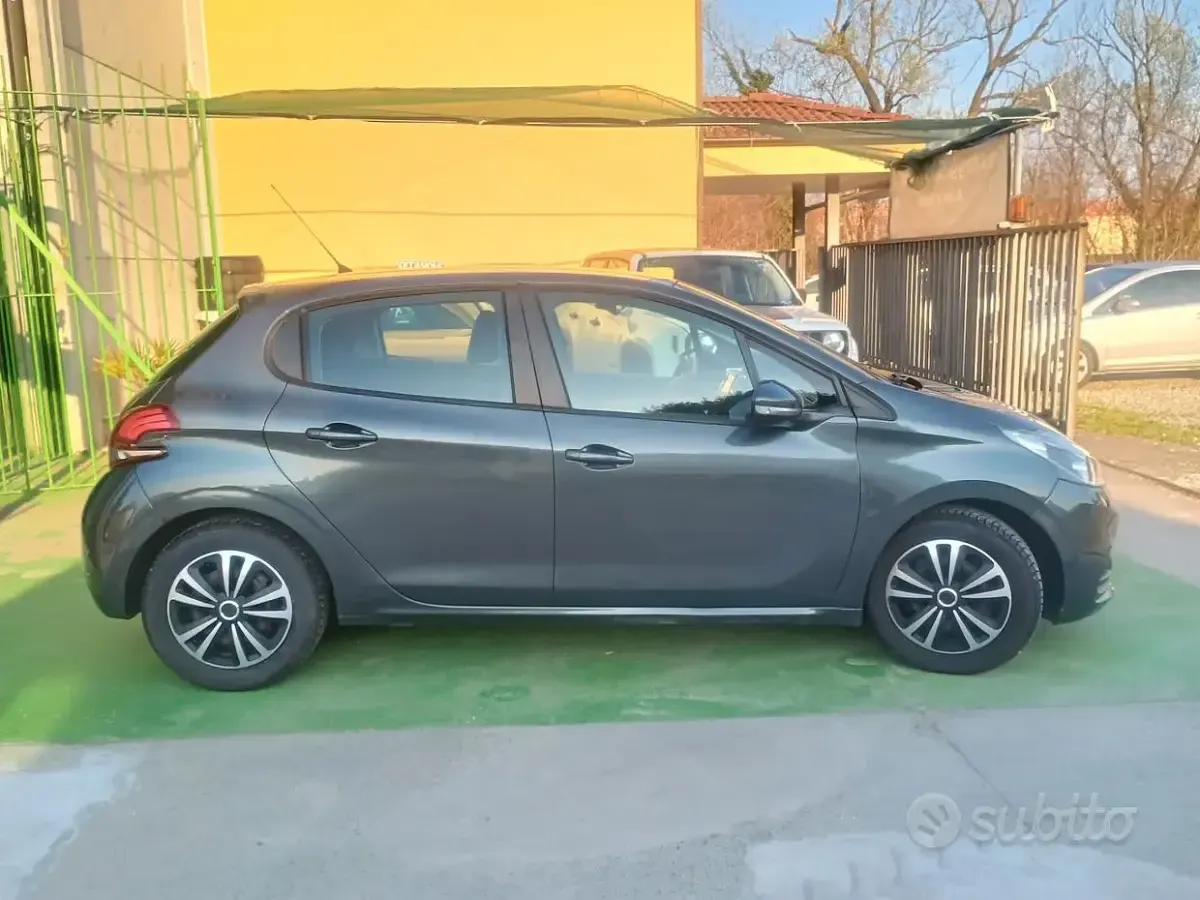 Begagnad Peugeot 208 82 HK (60 kW) 2016 Svart Halvkombi