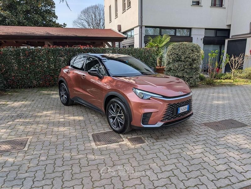 Usata Lexus LBX 91 CV (66 kW) 2025 Bitone sonic copper black SUV