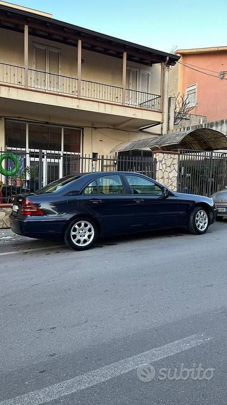 Usata Mercedes C220 143 CV (105 kW) 2001 Blu Berlina