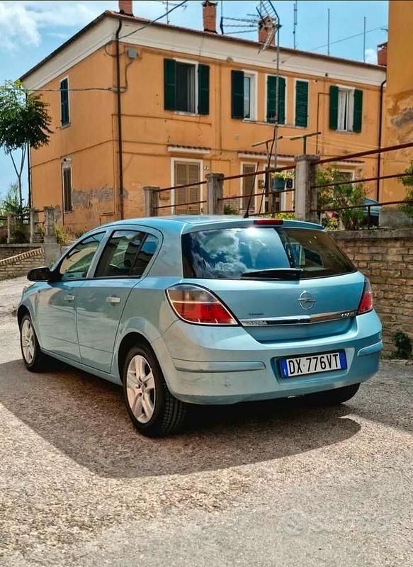 Usata Opel Astra 2009 Blu Berlina