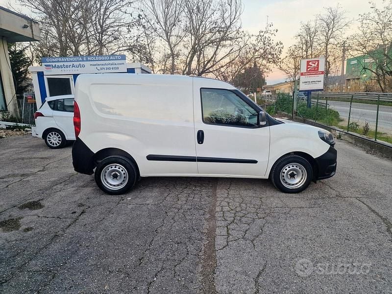 Usata Fiat Doblò Lounge 90 CV (66 kW) 2022 Bianco Monovolume