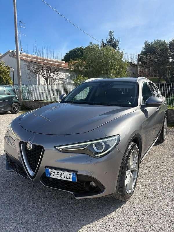 Usata Alfa Romeo Stelvio Executive 209 CV (153 kW) 2017 Grigio SUV