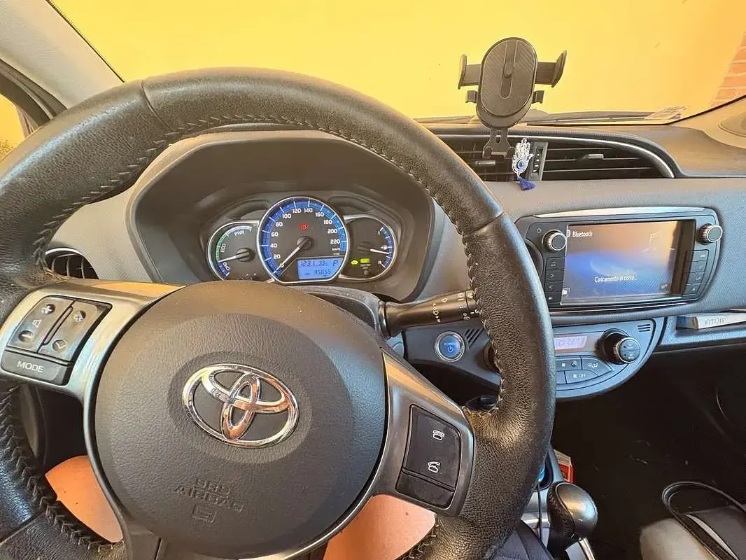 Usata Toyota Yaris Hybrid Style 75 CV (55 kW) 2015 Berlina