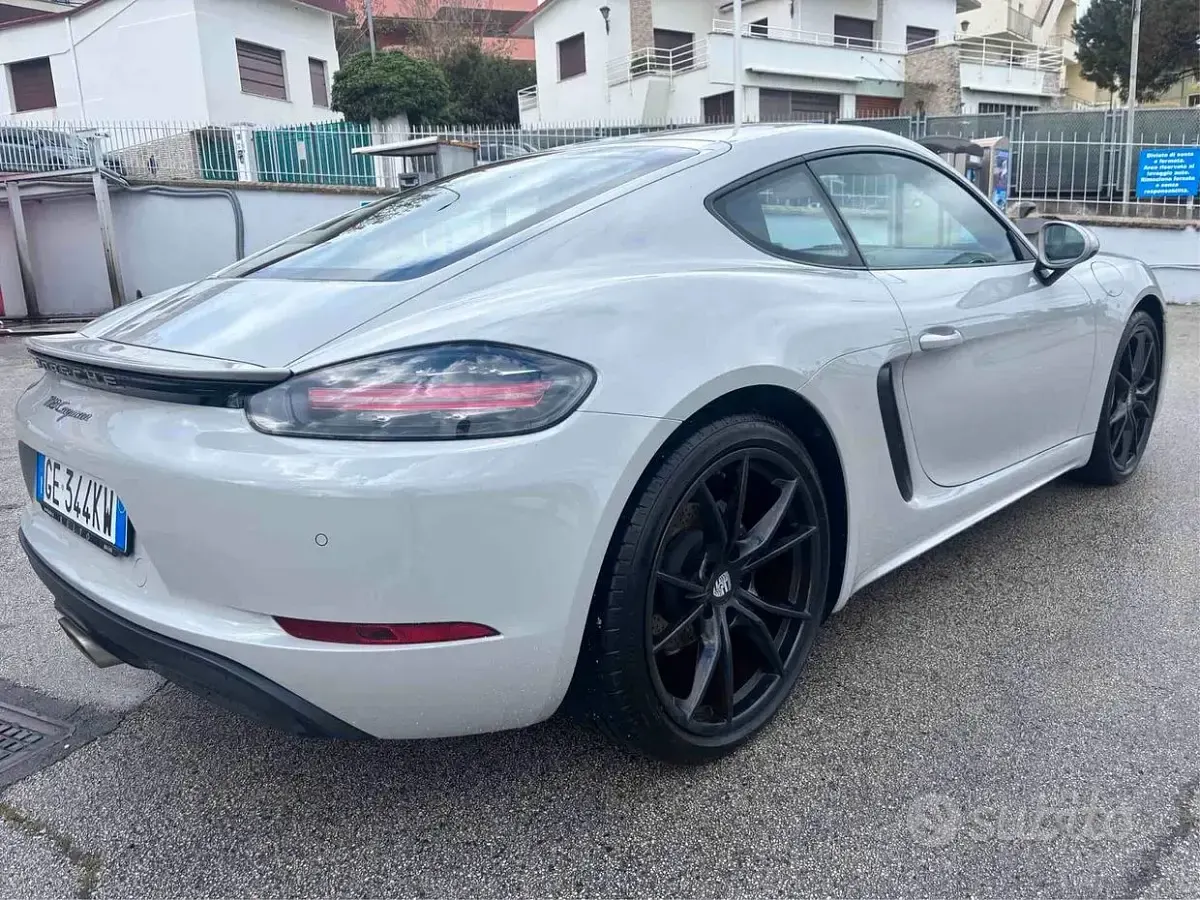Usata Porsche 718 Cayman 300 CV (220 kW) 2019 Grigio Coupé
