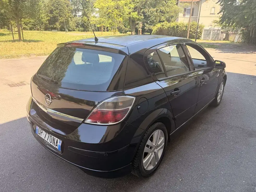 Usata Opel Astra Elegance 105 CV (77 kW) 2008 Berlina