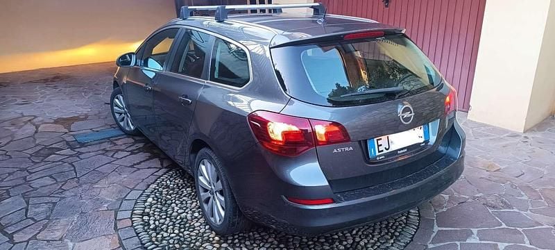 Usata 2011 Opel Astra Berlina | 4400 € (Ottimo prezzo) - Immagine 1/4