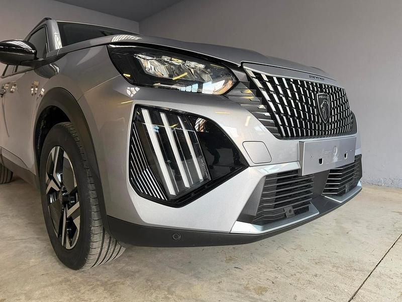 Usata Peugeot 2008 Allure 101 CV (74 kW) 2024 Argento SUV
