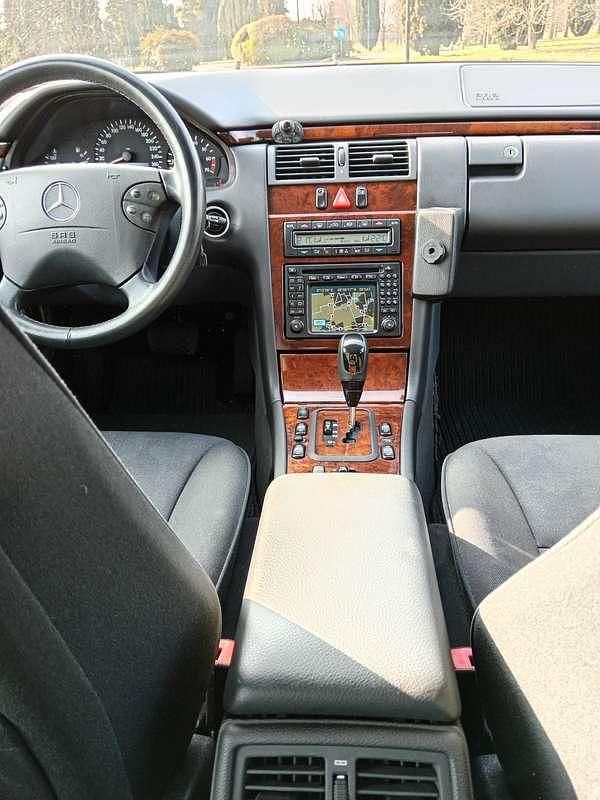 Usata Mercedes E200 Avantgarde 163 CV (119 kW) 2001 Argento Berlina