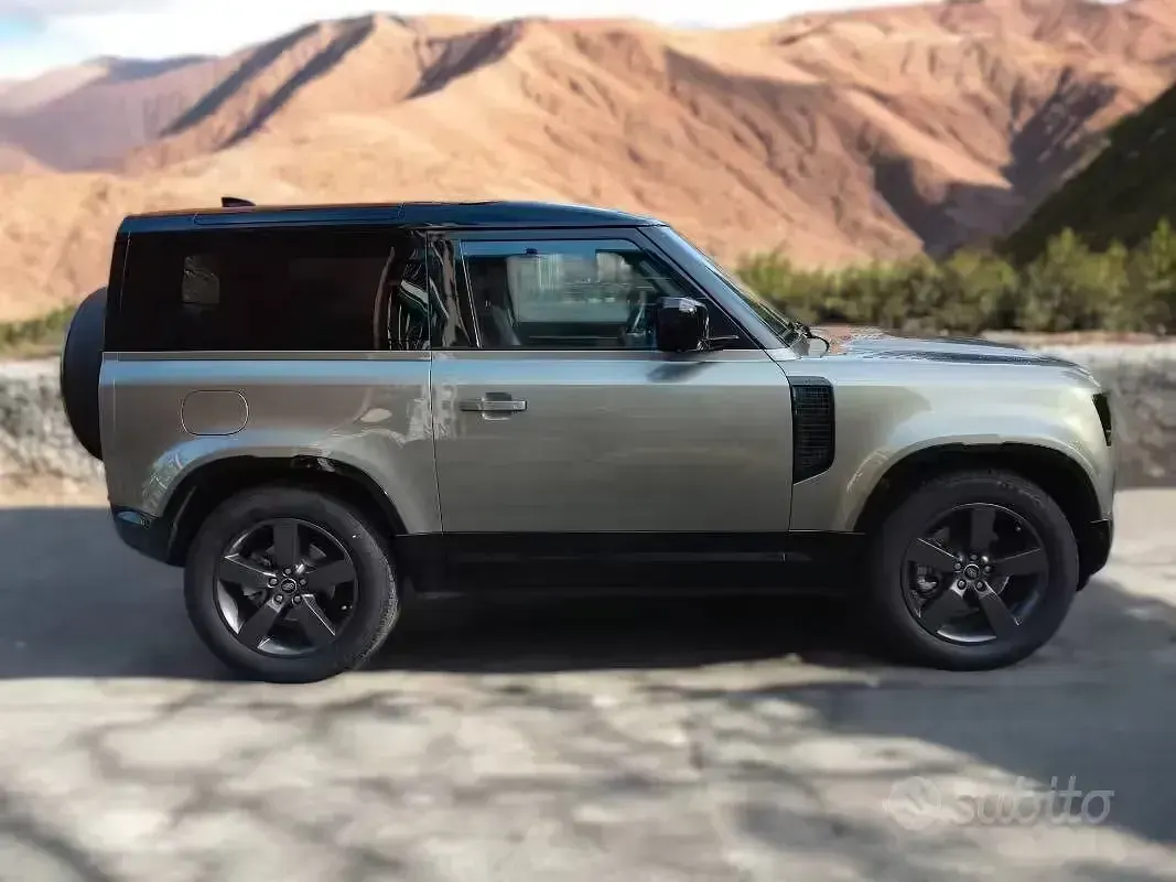 Usata Land Rover Defender SE Dynamic 200 CV (147 kW) 2023 Verde SUV