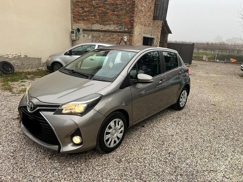 Usata Toyota Yaris Active 89 CV (65 kW) 2014 Marrone Berlina