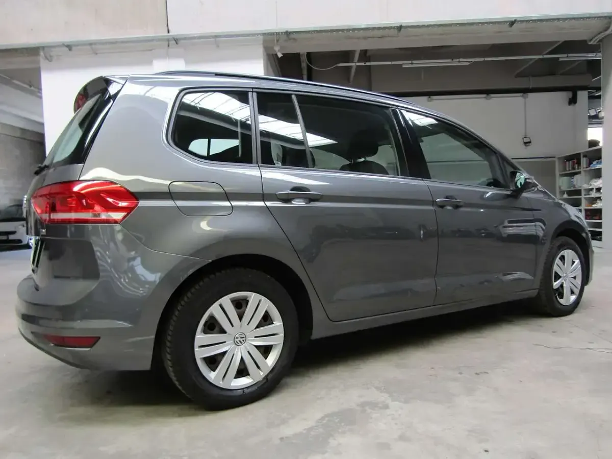 Usata VW Touran Trendline 116 CV (85 kW) 2016 Grigio medio metallizzato Monovolume