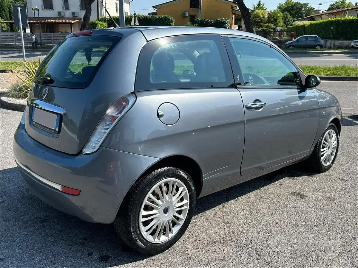 Usata Lancia Ypsilon 60 CV (44 kW) 2008 Grigio Utilitaria